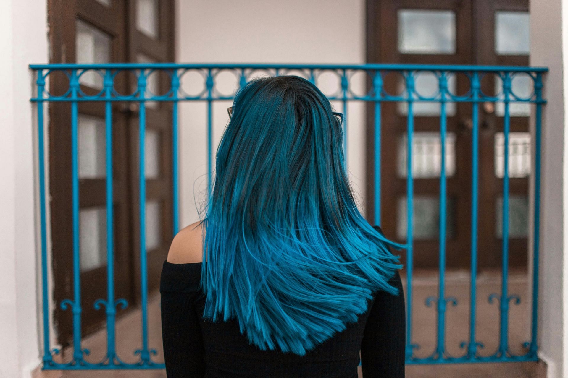 home remedies to treat oily scalp (Image sourced via Pexels / Photo by Luis)